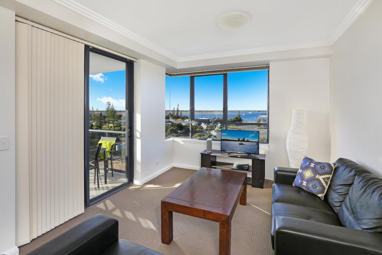 Aqualine Apartments On The Broadwater Gold Coast Exterior photo